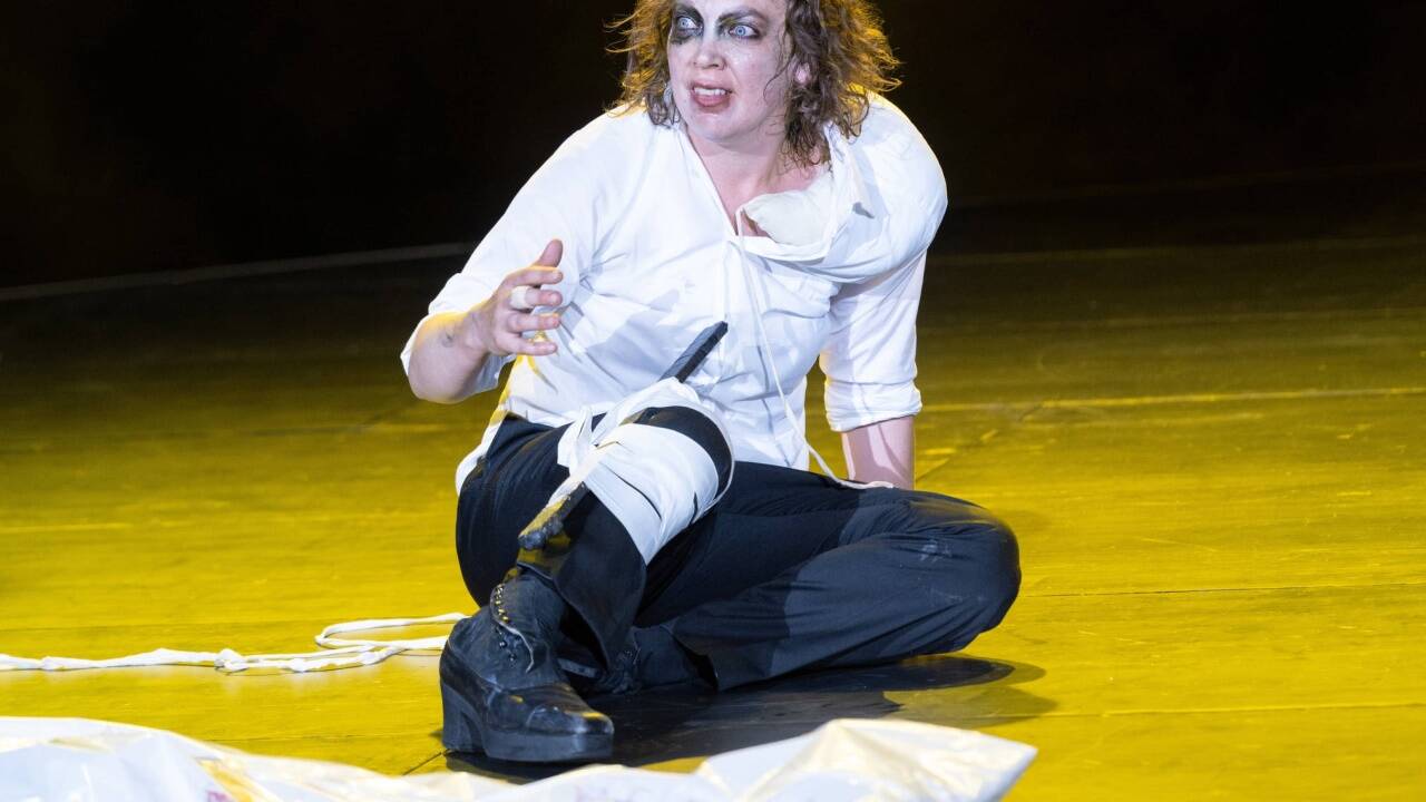 Lina Beckmann spielt Richard III. auf der Pernerinsel.  