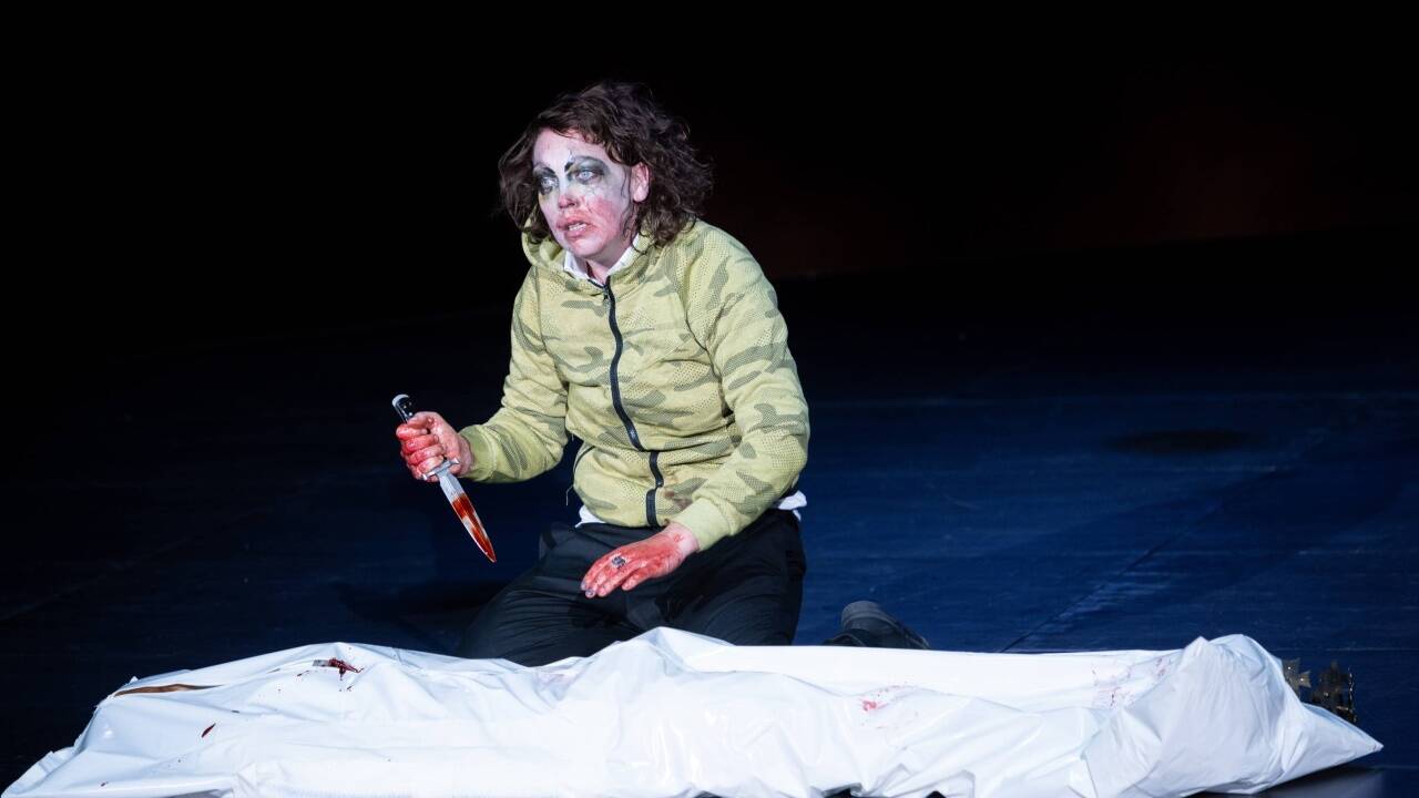 Lina Beckmann spielt Richard III. auf der Pernerinsel.  