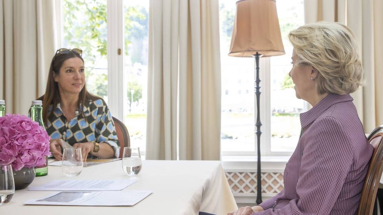 Ursula von der Leyen im Gespräch mit Brüssel-Korrespondentin Sylvia Wörgetter. 