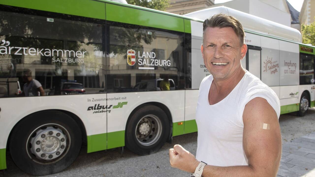 Auch Thomas Bogner ließ sich am Sonntag im Impfbus mit Blick auf das Festspielhaus immunisieren.  