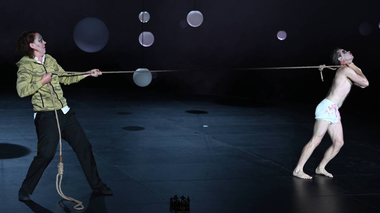 Kristof Van Boven und Lina Beckmann.  