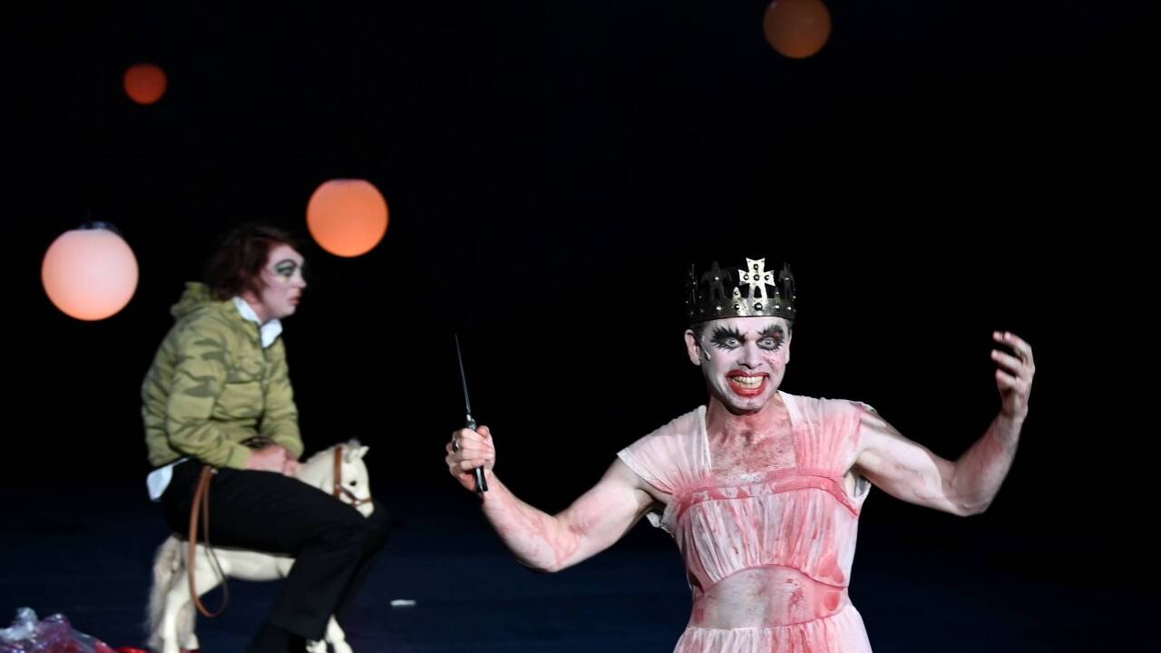 Kristof Van Boven und Lina Beckmann.  