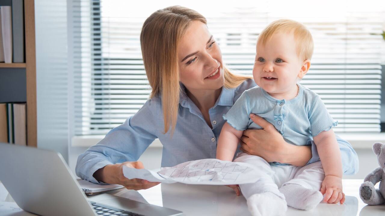 Die Kinder mit ins Büro nehmen ist für viele keine ernst zu nehmende Option. Die Kinderbetreuung auch in den Ferien zu regeln erfordert gutes Zeitmanagement und vorausschauende Planung. 