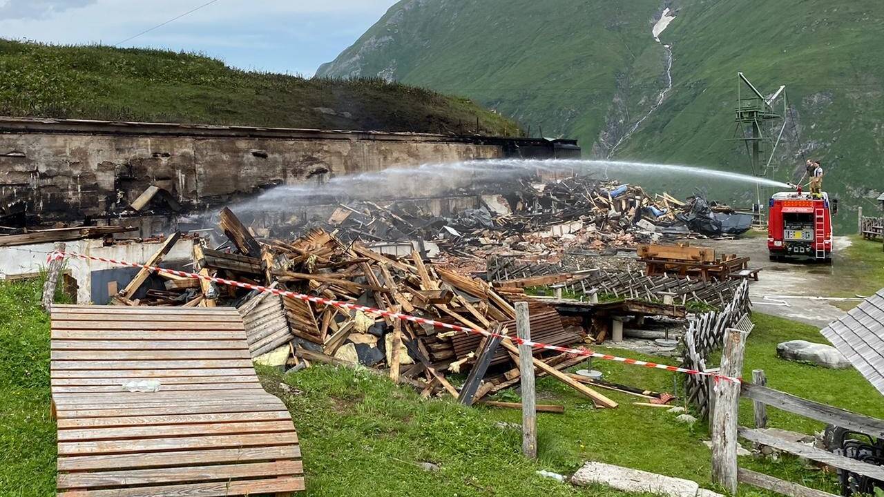 Die Hütte brannte komplett nieder. 