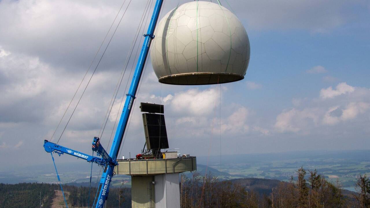 Radarkuppel wird abgebaut. 