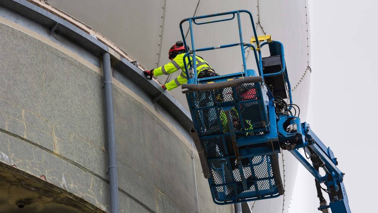 Radarkuppel wird abgebaut. 