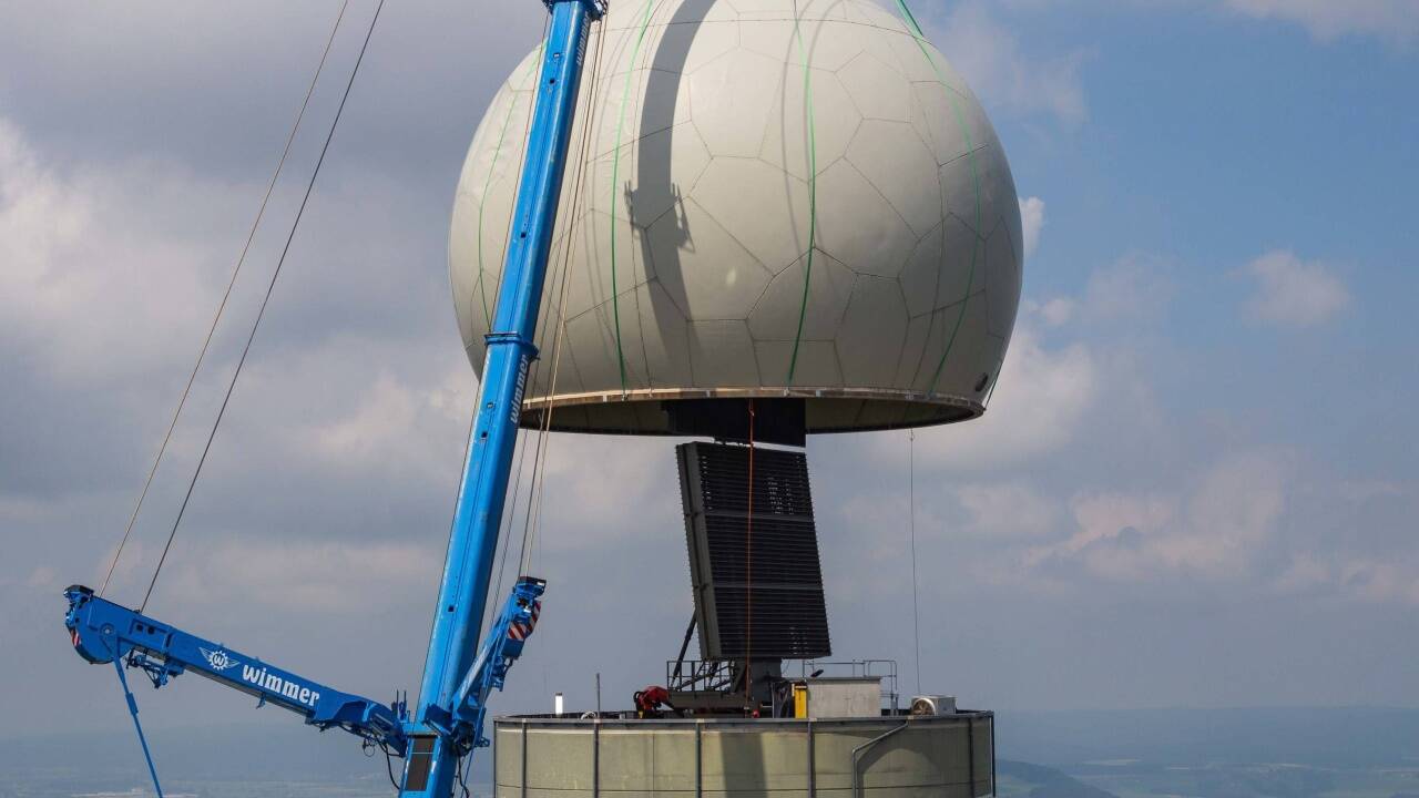 Radarkuppel wird abgebaut. 