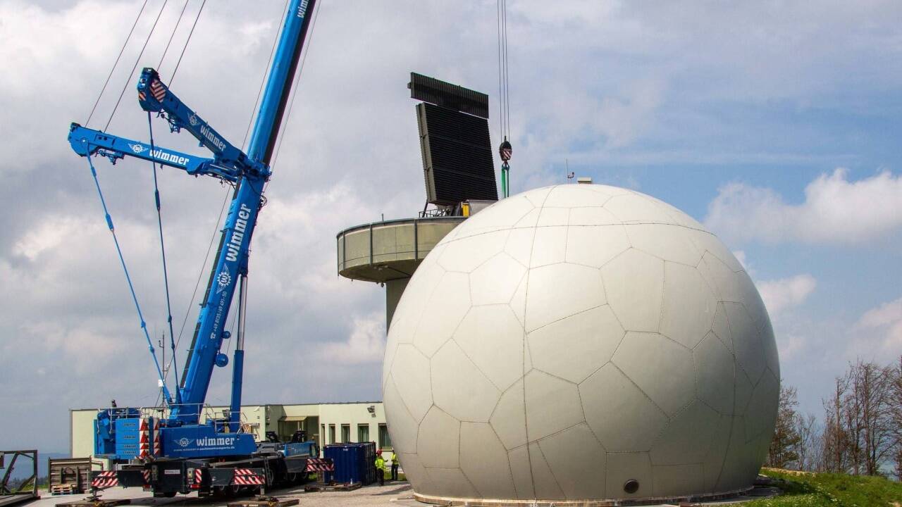 Radarkuppel wird abgebaut. 