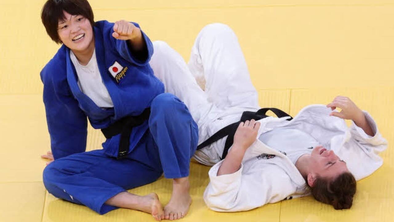 Der Kampf ist entschieden: Gold für Chizuru Arai (Japan), Michaela Polleres gewinnt Silber. 