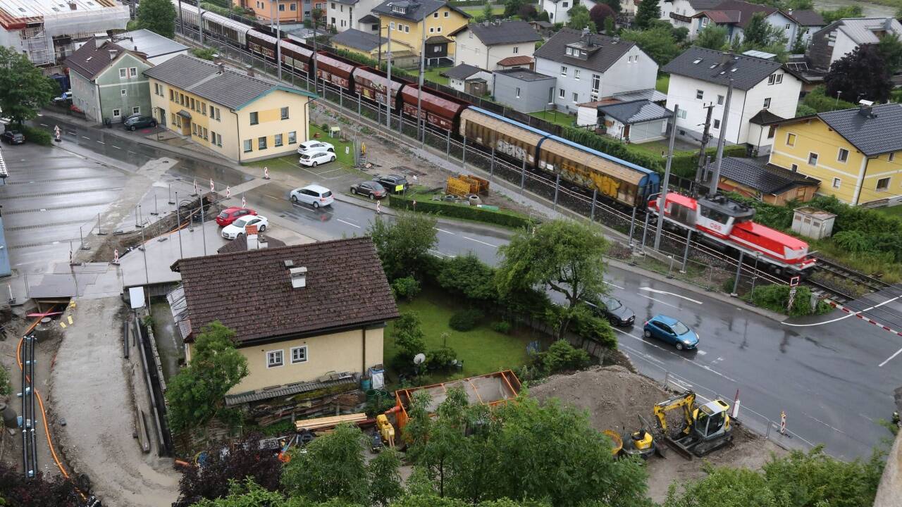 Von oben gesehen steht Gründls Haus (gelb) allein mitten in einer großen Baustelle. 