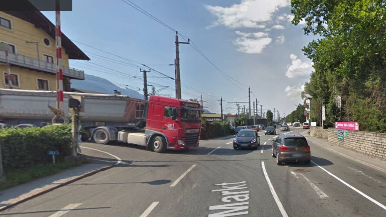Ein Screenshot aus „Google Street View“ zeigt das Problem mit der Bahnkreuzung: Der Lkw kann sich nicht in den fließenden Verkehr einreihen. Wenn in diesem Moment der Bahnschranken zugeht, kommt er auf den Gleisen zu stehen. 