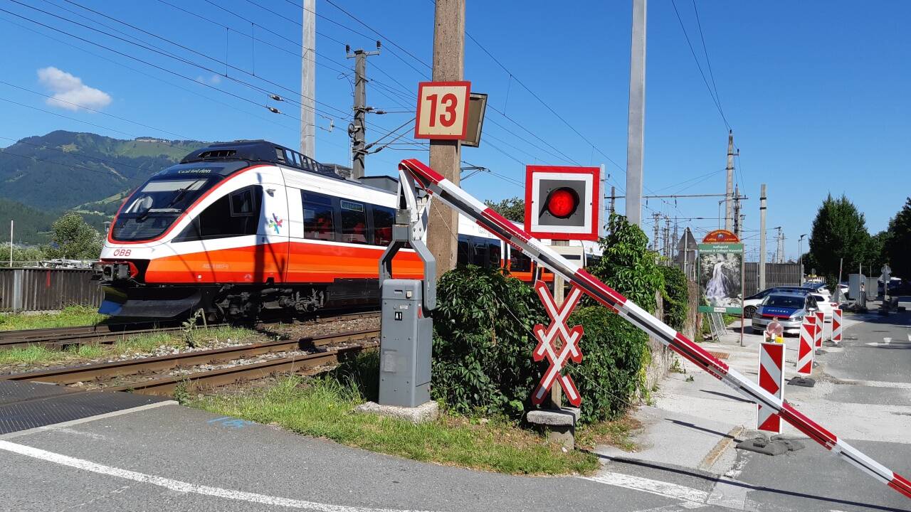 Das Bild zeigt, warum die Eisenbahnkreuzung in Golling so gefährlich ist. 