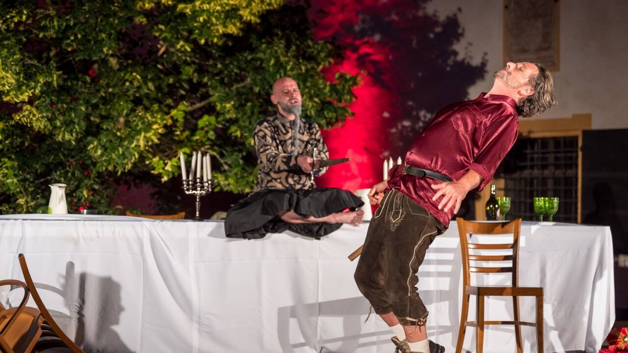 Der Teufel (Gerhard Greiner, rechts) will Jedermann abholen, doch die Weisheit (Johannes Ellinger) lässt ihn nicht vorbei. Greiner wirkt seit mehreren Jahren als Guter Gesell und Teufel beim Jedermann auf der Festung mit. Er spielte in der TV-Serie „Vier Frauen und ein Todesfall“ mit.  