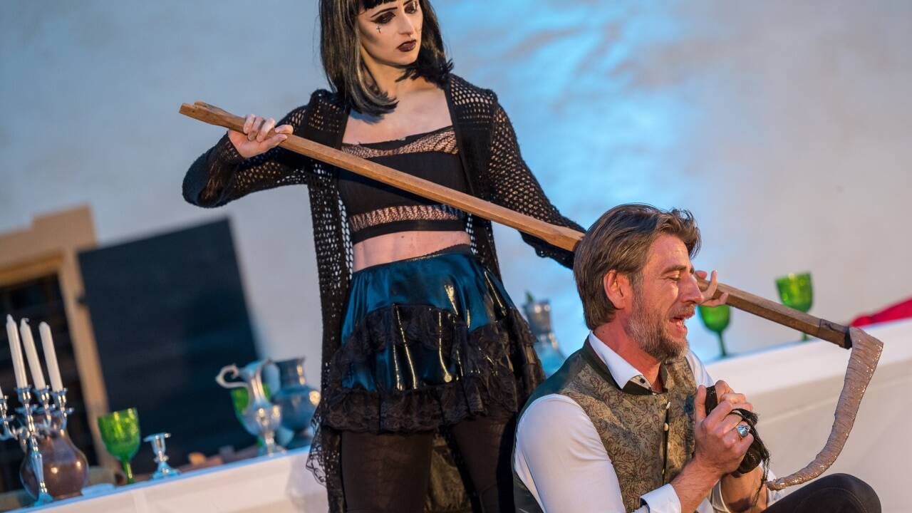  Der Tod (Laura Kuhr) und Jedermann (Thomas Peschke). <br /> 