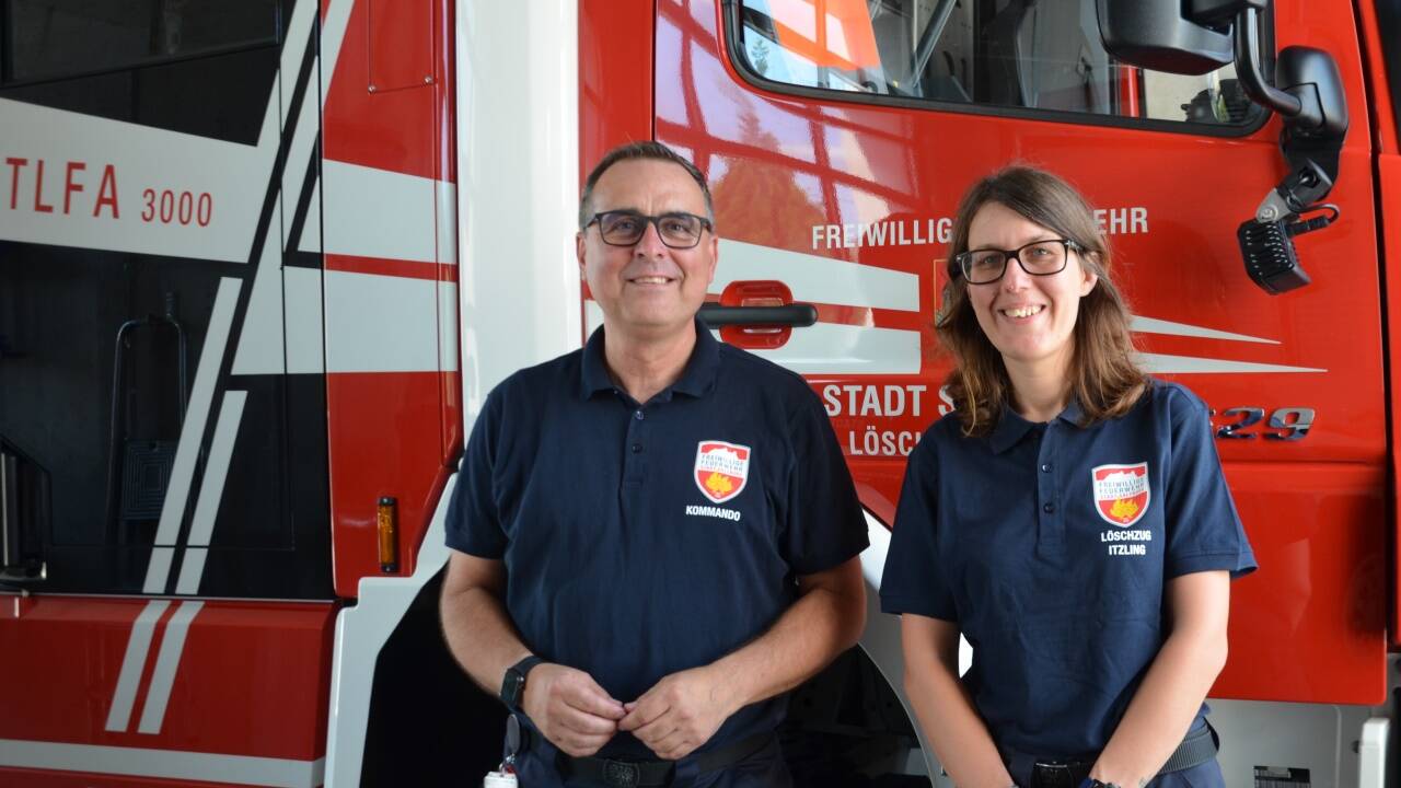 Kommandant Michael Leprich und Löschzugkommandantin Caroline Scherfl.  