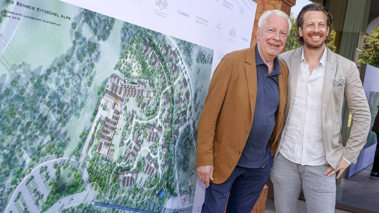 Projektentwickler Michael Staininger (rechts) mit seinem Vater Walther Staininger. Mindestens 180 Millionen Euro an Gesamtkosten werden in das touristische Projekt am Pass Thurn investiert.  