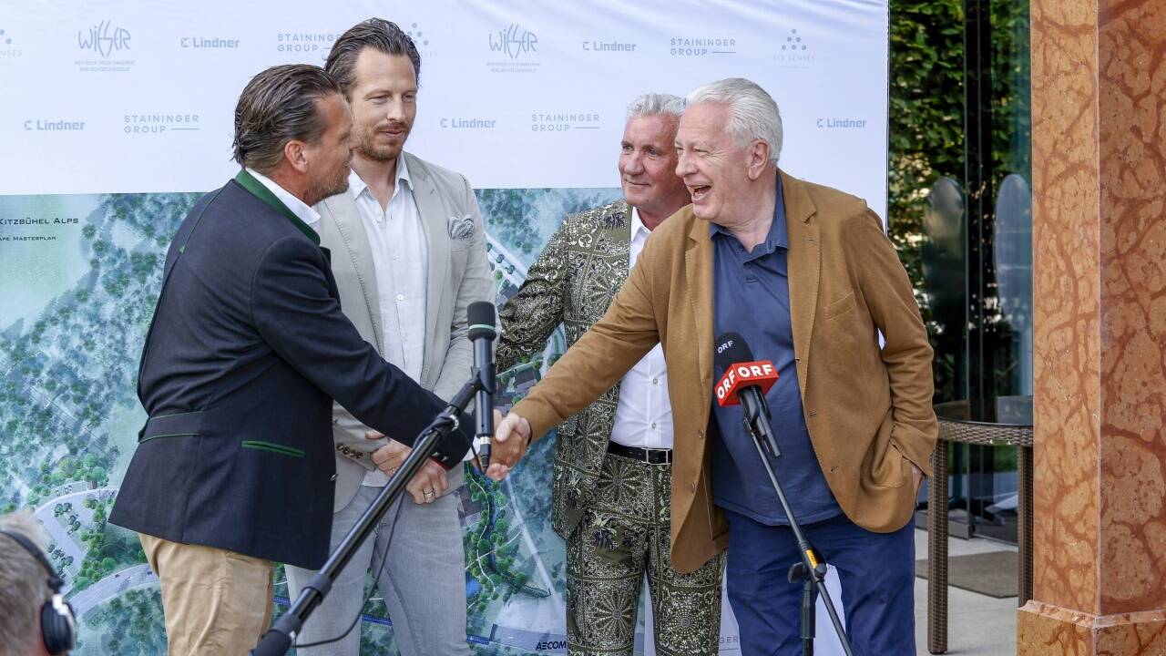 Shakehands am Freitag in Anif: Walther Staininger begrüßt den neuen Generalunternehmer, Andreas Huber von der Lindner Group. 