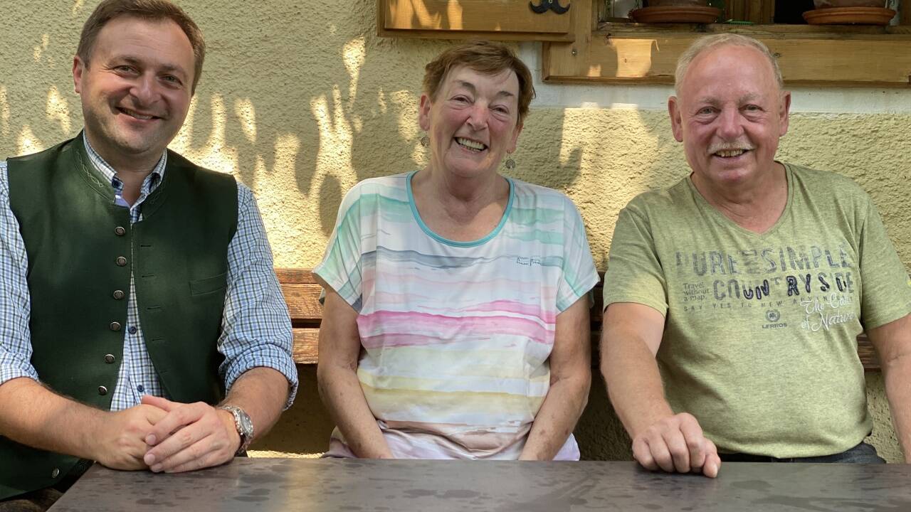Die Söhne Peter (li.) und Ernst Windhager sowie Tochter Aurelia „Reli“ Klingler hoffen, dass viele private Besitzer Bilder ihres Vaters als Leihgabe zur Verfügung stellen.  