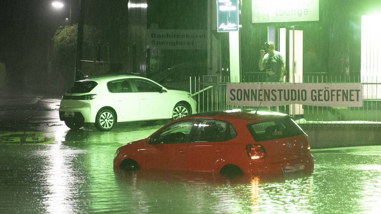 Ein Fahrzeug auf einer überfluteten Kreuzung Ein Fahrzeug auf einer überfluteten Kreuzung