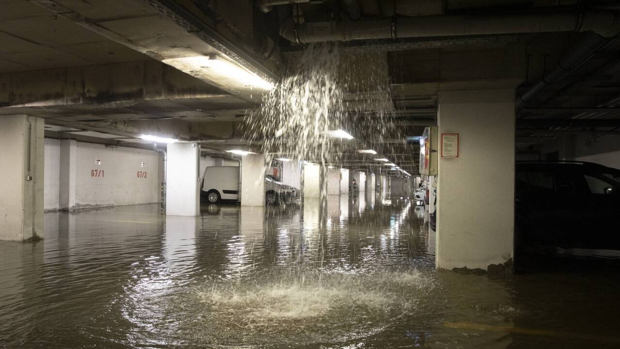 Ein Fahrzeug auf einer überfluteten Kreuzung Ein Fahrzeug auf einer überfluteten Kreuzung