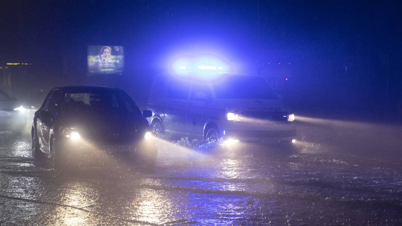 Ein Fahrzeug auf einer überfluteten Kreuzung Ein Fahrzeug auf einer überfluteten Kreuzung