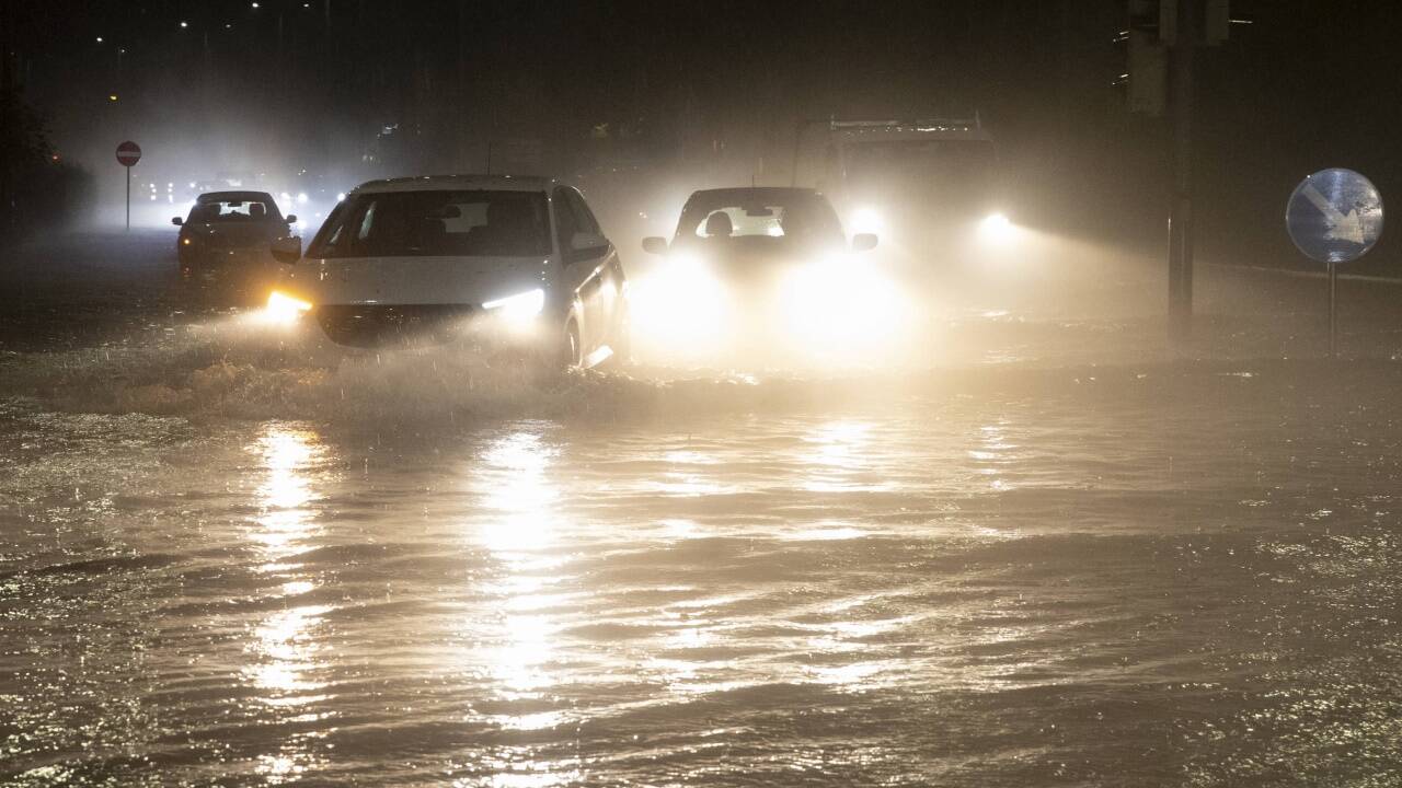Ein Fahrzeug auf einer überfluteten Kreuzung Ein Fahrzeug auf einer überfluteten Kreuzung