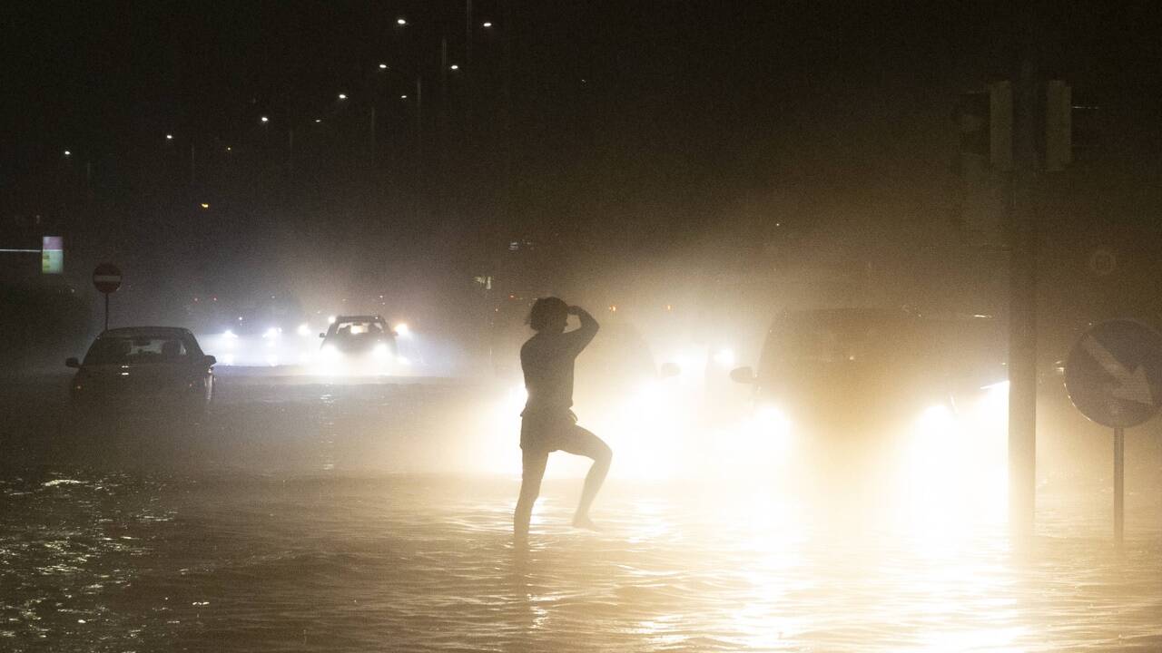 Ein Fahrzeug auf einer überfluteten Kreuzung Ein Fahrzeug auf einer überfluteten Kreuzung