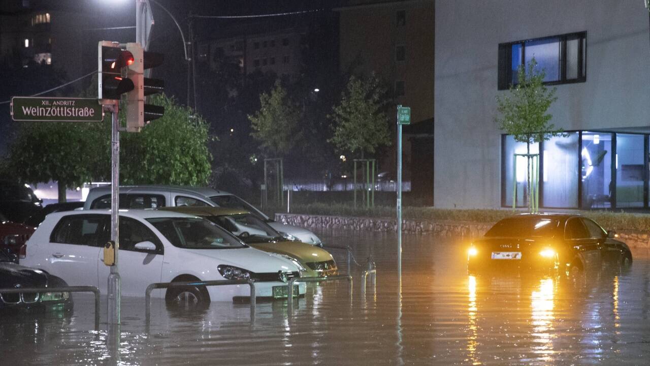Ein Fahrzeug auf einer überfluteten Kreuzung Ein Fahrzeug auf einer überfluteten Kreuzung