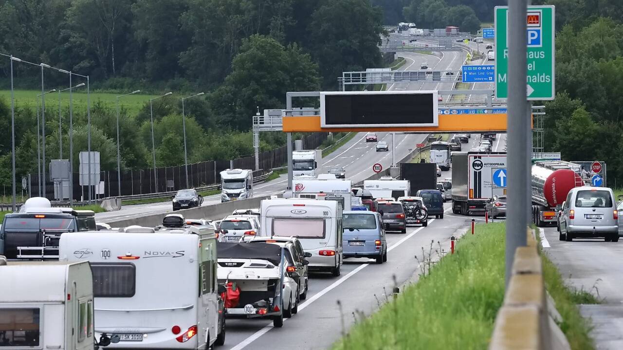 Walserberg, kurz nach dem Grenzübergang in Richtung Österreich – Stau, Stau, Stau. 