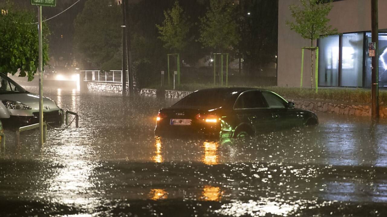 Ein Fahrzeug auf einer überfluteten Kreuzung Ein Fahrzeug auf einer überfluteten Kreuzung
