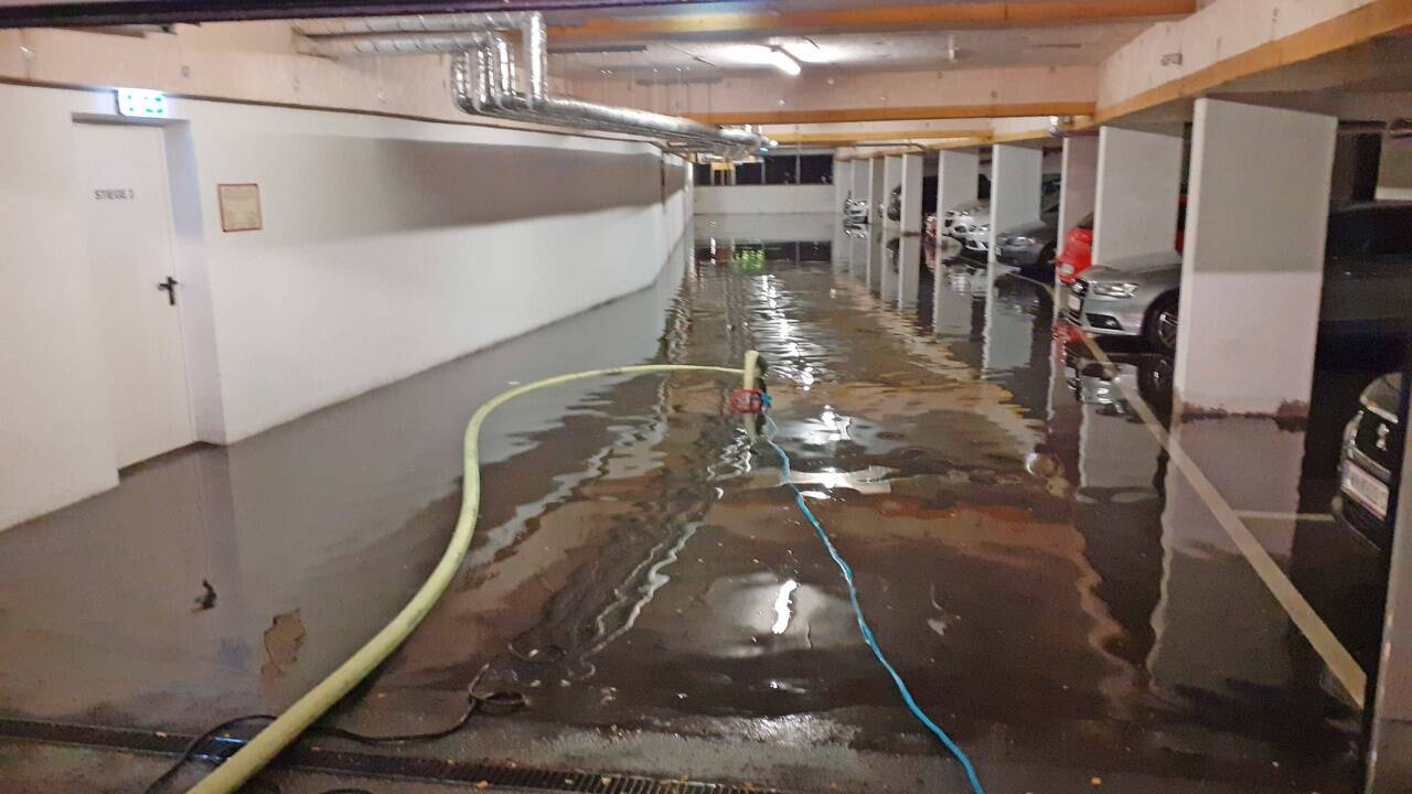 Kräfte der Feuerwehr im Einsatz in einer Garage aufgrund von Unwettern in Wiener Neustadt.  
