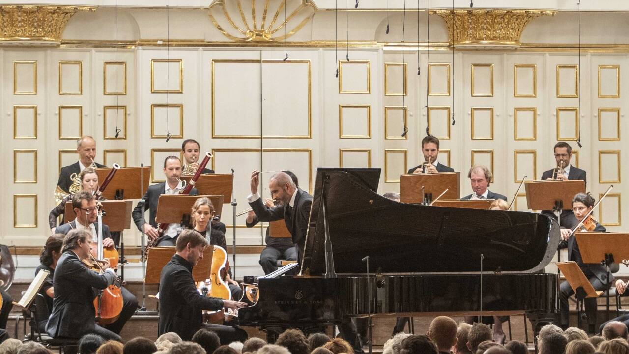 Solist Kristian Bezuidenhout und Dirigent Antonello Manacorda. 