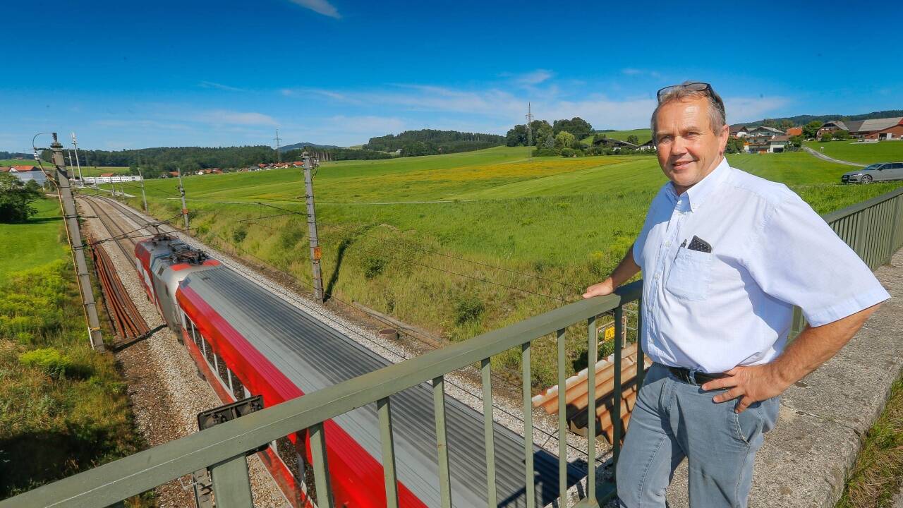Für den Fall, dass die ÖBB den geplanten Deponiestandort tatsächlich verwerfen: Köstendorfs Bürgermeister Wolfgang Wagner (im Archivbild) fordert erneut, die Abfuhr des Ausbruchmaterials per Bahn zu prüfen. Für den Fall, dass die ÖBB den geplanten Deponiestandort tatsächlich verwerfen: Köstendorfs Bürgermeister Wolfgang Wagner (im Archivbild) fordert erneut, die Abfuhr des Ausbruchmaterials per Bahn zu prüfen.