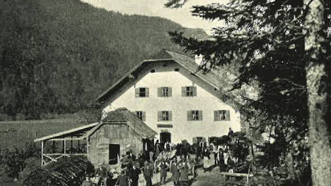 Das Almhiaslwirtshaus in Adnet vor der Einstauung. Das Almhiaslwirtshaus in Adnet vor der Einstauung.