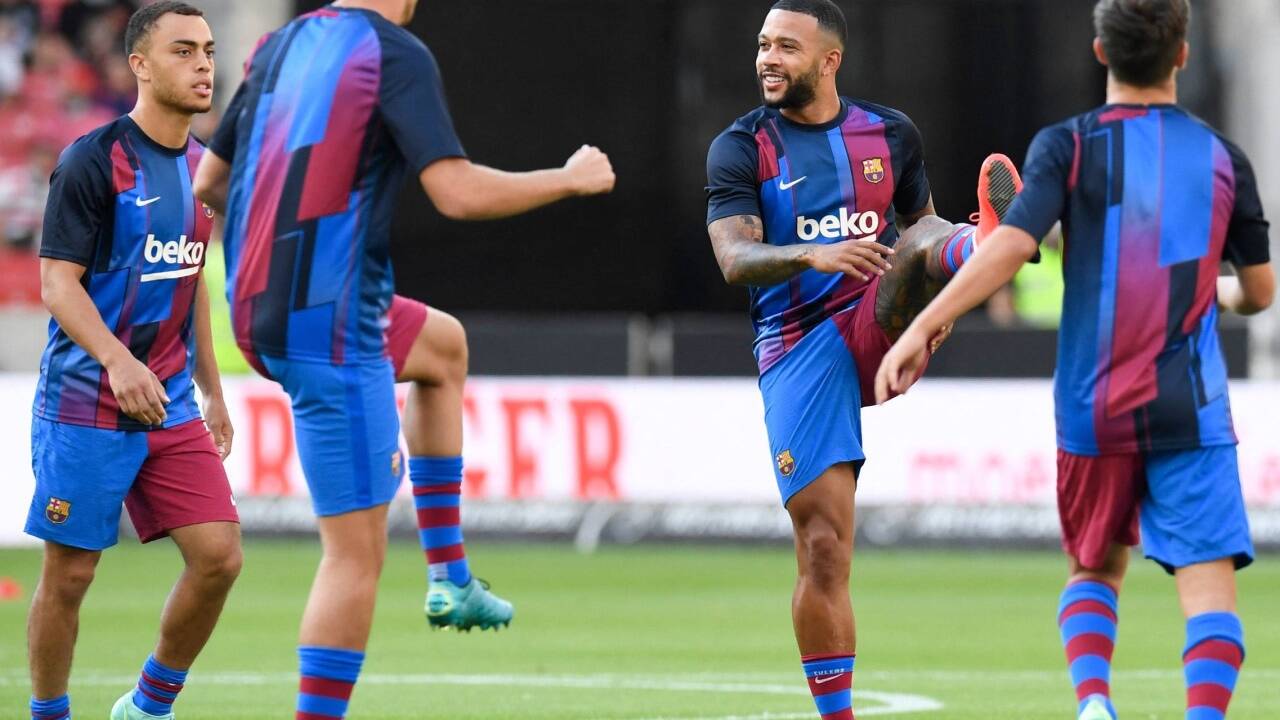 Aufwärmen zum letzten Härtetest vor dem Start in die spanische Meisterschaft: Auch Memphis Depay (M.) gastiert in Salzburg. 