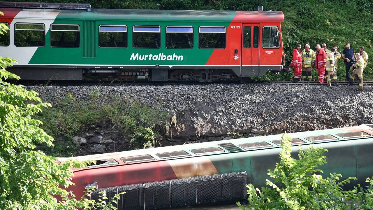 Der Triebwagen stürzte zwischen Predlitz und Ramingstein in die Mur. Laut Polizei gab es 17 Verletzte – zumeist Schulkinder.  