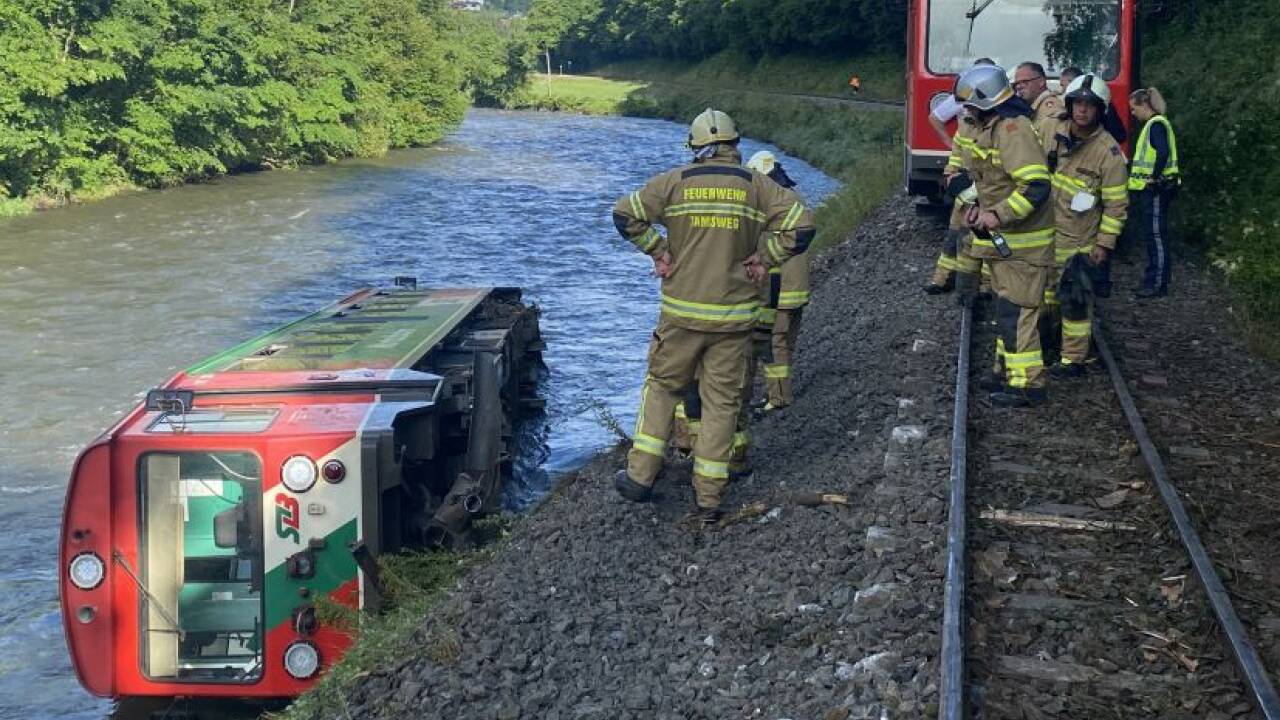 Der Zug (zwei Triebwagen und ein Steuerwagen) war auf der Fahrt in Richtung Tamsweg verunglückt. Die Feuerwehr war rasch am Unglücksort.  