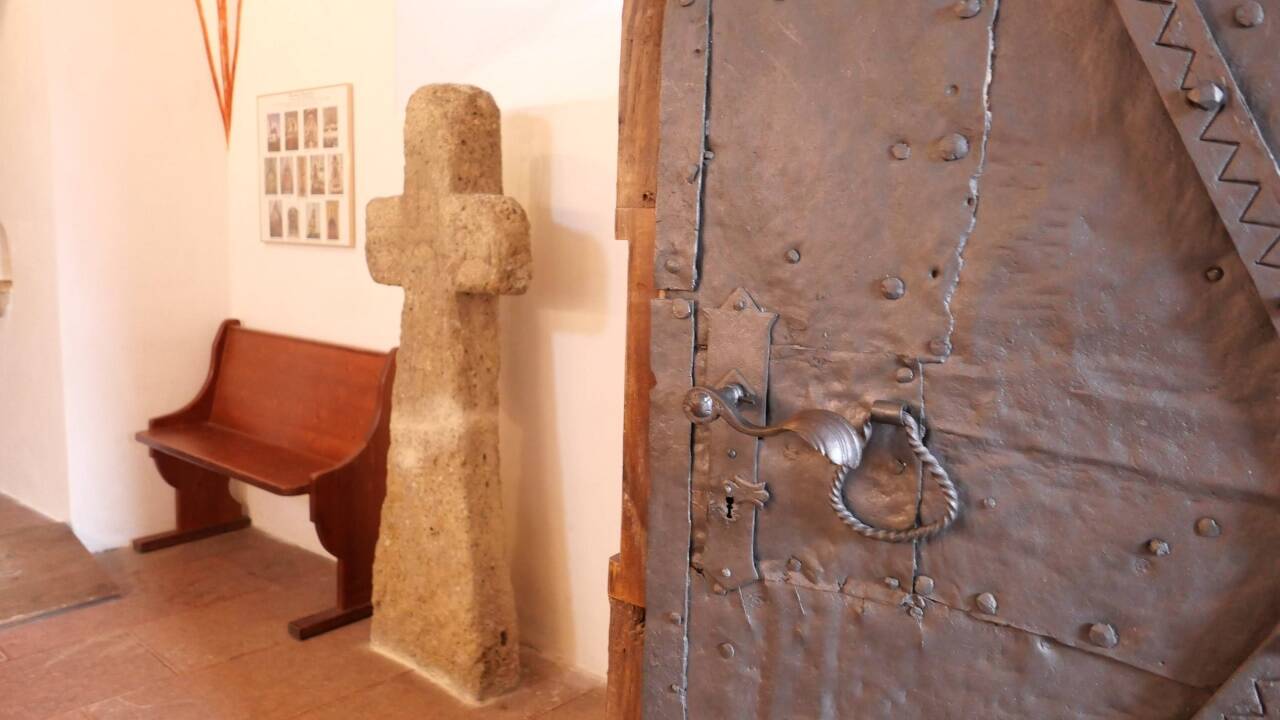 Aus der Zeit der Romanik stammt dieses Steinmal.  