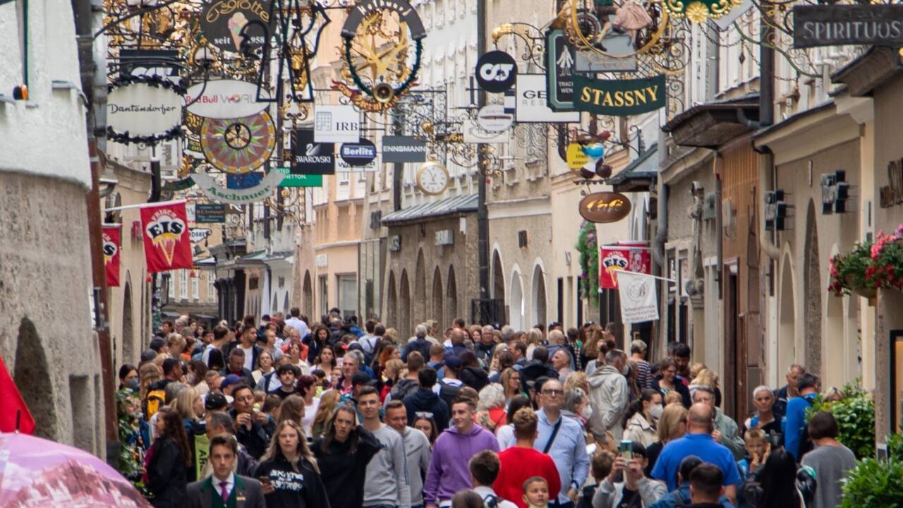 Ungewohnte Bilder aus Salzburg: In der Getreidegasse drängen sich am Mittwoch die Touristen. Das war zum letzten Mal vor Corona der Fall.  
