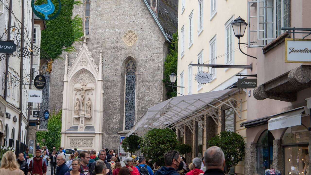 In der Salzburger Altstadt drängen sich die Touristen.  