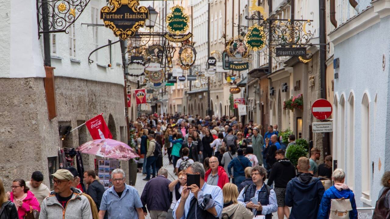 In der Salzburger Altstadt drängen sich die Touristen.  