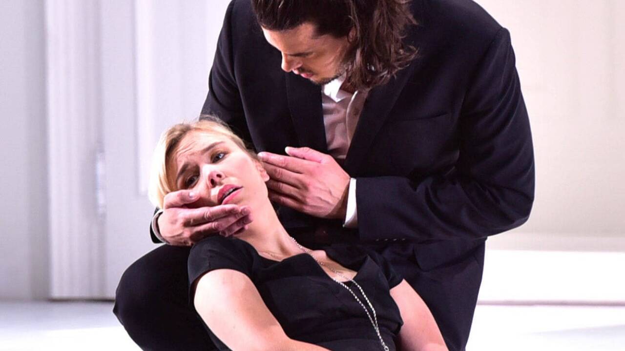 Elsa Dreisig und Andrè Schuen in der „Così fan tutte“ bei den Salzburger Festspielen 2021. 
