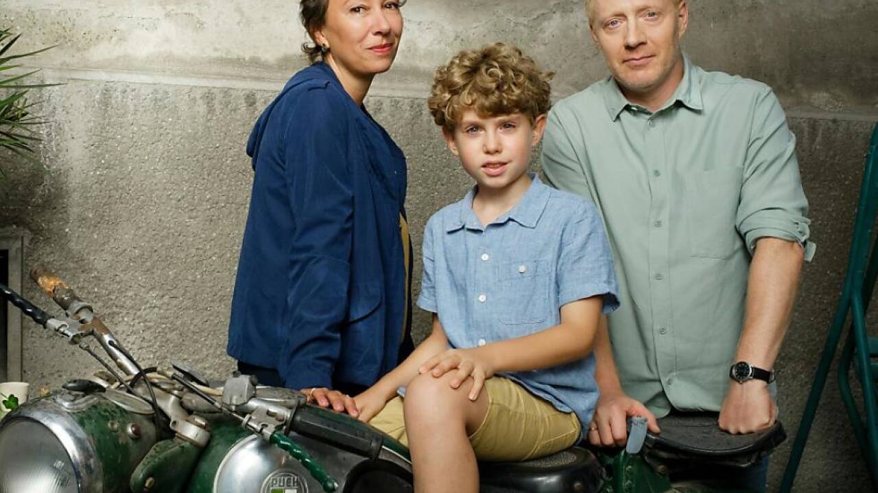 Franz (Jossi Jantschitsch) mit Mama (Ursula Strauss) und Papa (Simon Schwarz) 