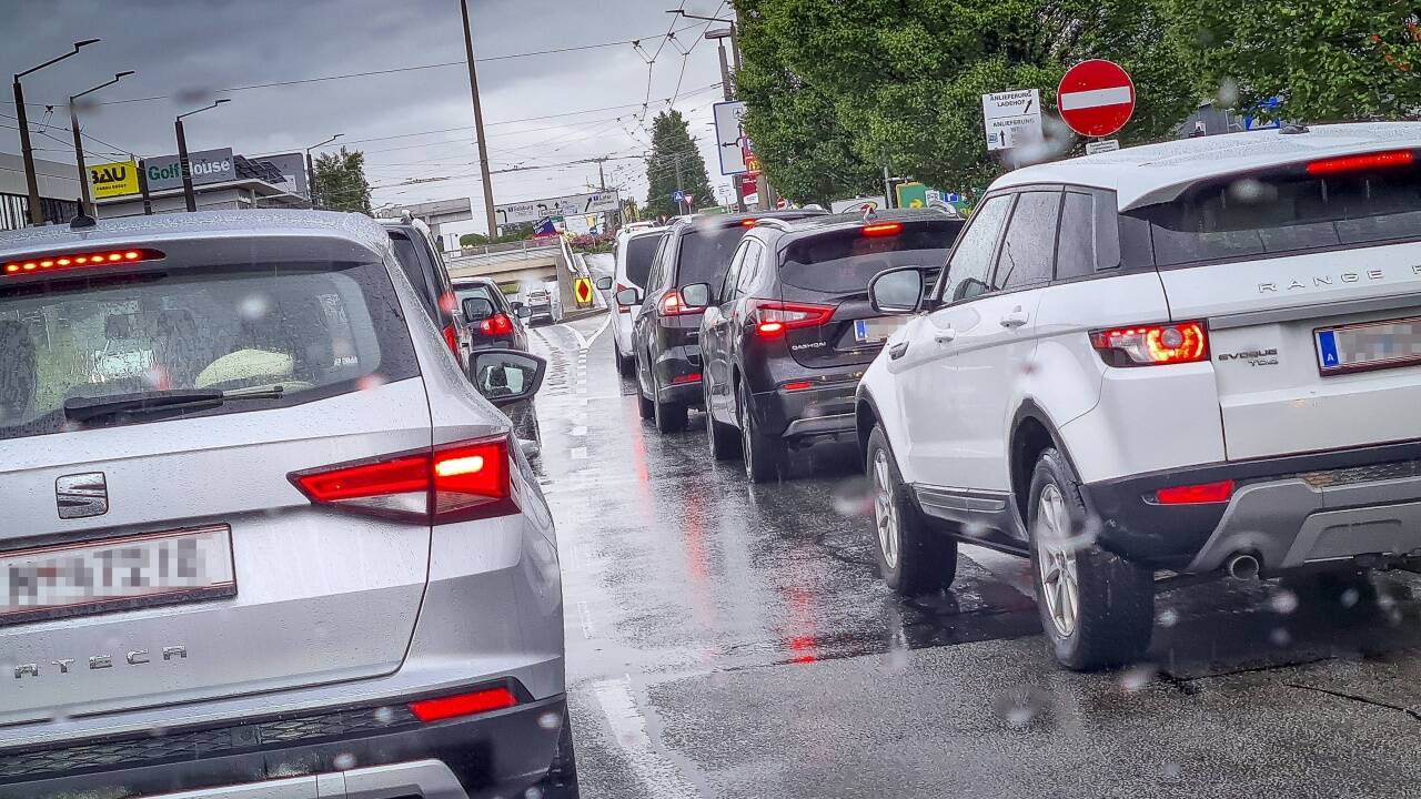 Nach der Autobahnabfahrt bildeten sich in der Stadt Salzburg am Donnerstag in Richtung Designer Outlet lange Autoschlangen.  