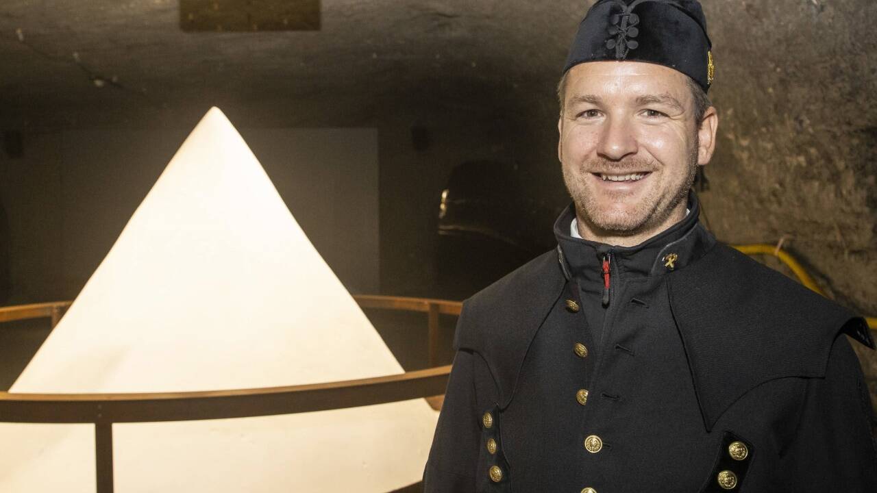 Salzwelten-Standortleiter Manfred Mader vor einer Skulptur aus Salz. 
