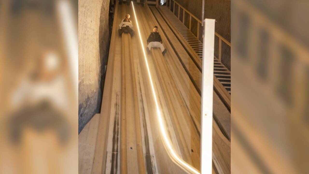 Die Zeitmaschine im Berg: Mit den Holzrutschen geht es von einem Geschoß ins andere. 