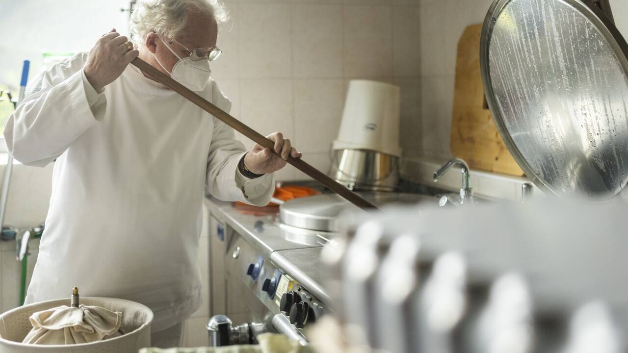 Pater Johannes Pausch bei der Arbeit in der Klostermanufaktur.  