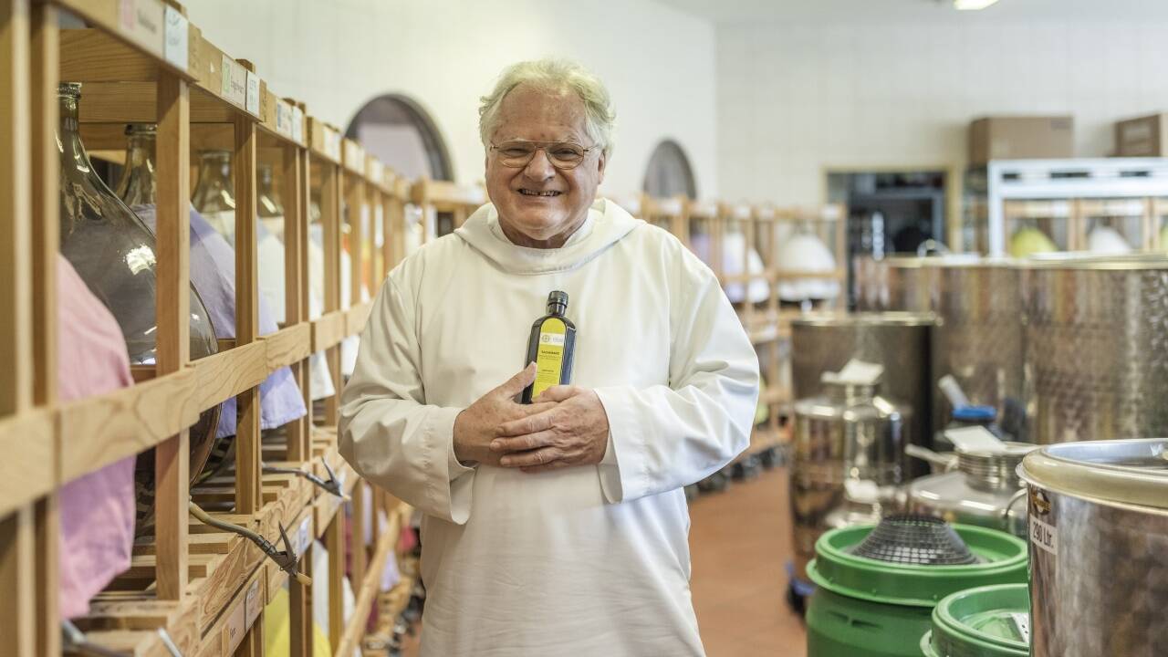 Pater Johannes Pausch mit dem Bitterkräuterextrakt, der auch in der Kräuterlimonade steckt.  