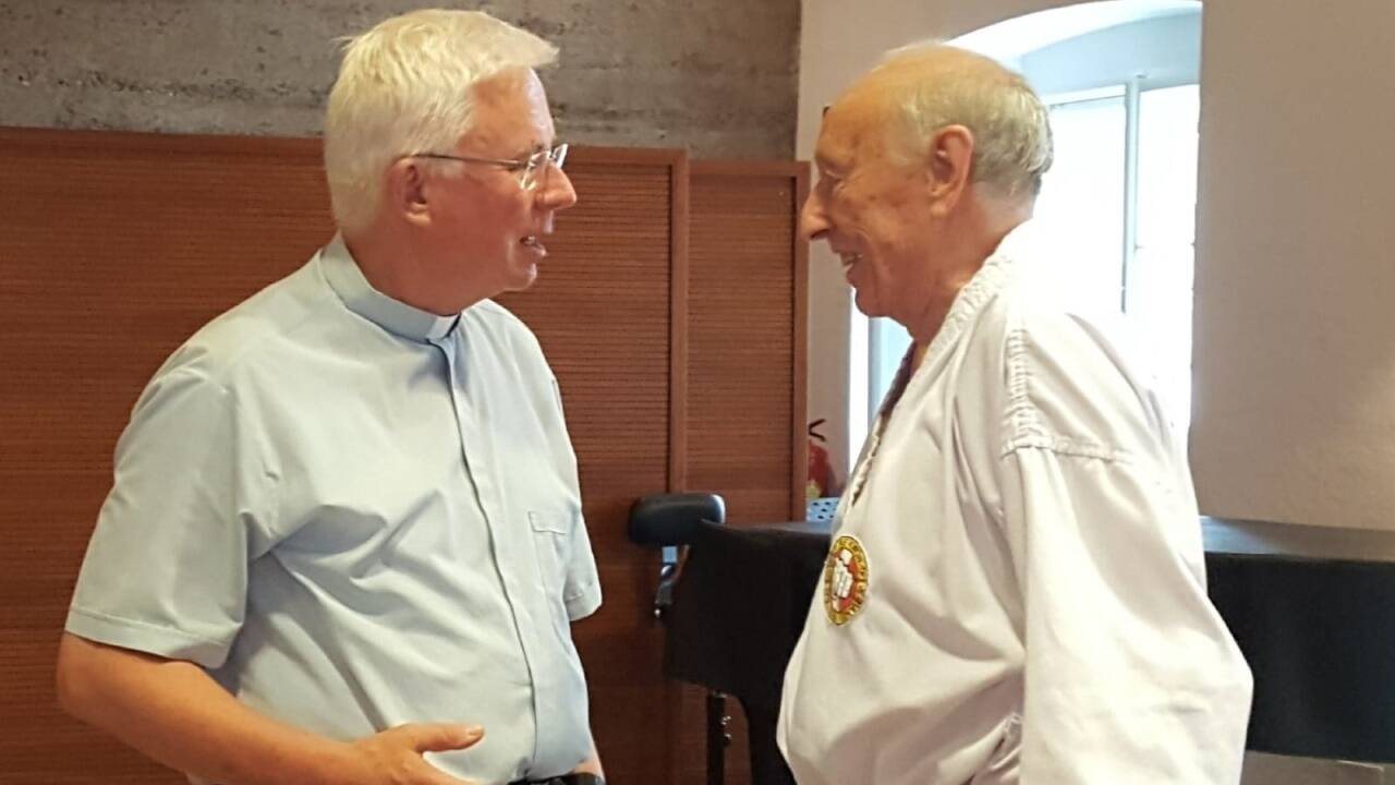 Guy Eschig mit 91 Jahren nach einer Tae-kwondo-Vorführung für den Salzburger Erzbischof Franz Lackner.  