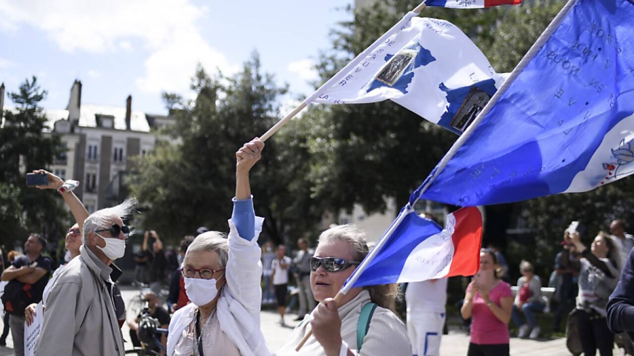 Zehntausende Franzosen demonstrierten gegen Impfpflicht 